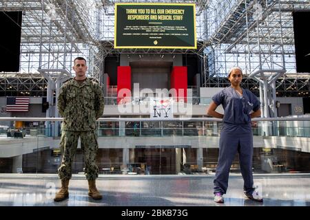 Norfolk, États-Unis d'Amérique. 9 mars 2020. NEW YORK (28 avril 2020) le lieutenant John Wagner et le lieutenant Jennifer Bautista-Gogel, tous deux affectés à la facilité médicale expéditionnaire Bethesda, sont déployés au centre de commandement multi-agences Javits New York Medical StationÕs, 28 avril 2020. Le Commandement du Nord des États-Unis, par l'entremise de l'Armée américaine du Nord, fournit un soutien militaire à l'Agence fédérale de gestion des urgences pour aider les collectivités dans le besoin. Crédit: Groupe médias de tempêtes/Alay Live News Banque D'Images