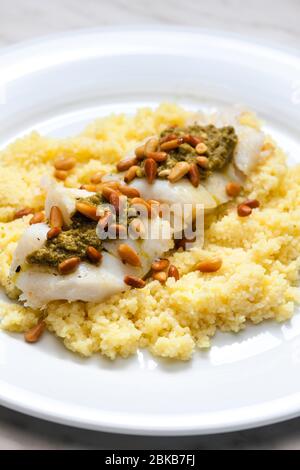 morue au pesto vert et aux graines de pin au couscous Banque D'Images