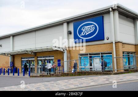 Londres, Royaume-Uni. 3 mai 2020. Les files d'attente du supermarché du dimanche en raison des précautions de distanciation sociale du coronavirus à Clapham Junction. Crédit: JOHNNY ARMSTEAD/Alay Live News Banque D'Images