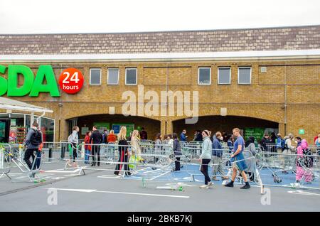 Londres, Royaume-Uni. 3 mai 2020. Chicane de chariot ASDA pour file d'attente. Les files d'attente du supermarché du dimanche en raison des précautions de distanciation sociale du coronavirus à Clapham Junction. Crédit: JOHNNY ARMSTEAD/Alay Live News Banque D'Images