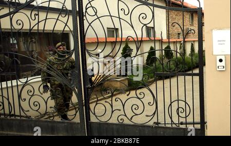 Belgrade, Serbie. 3 mai 2020. Le soldat assure la porte d'entrée de la maison de soins où les visites sont interdites, dans le contexte de la pandémie de coronavirus COVID-19 en cours. Les visites dans tous les foyers de soins sont interdites en Serbie en raison de la pandémie continue de la maladie COVID-19 causée par le SRAS-COV-2. Crédit: Koca Sulejmanovic/Alay Live News Banque D'Images