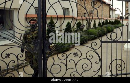 Belgrade, Serbie. 3 mai 2020. Le soldat assure la porte d'entrée de la maison de soins où les visites sont interdites, dans le contexte de la pandémie de coronavirus COVID-19 en cours. Les visites dans tous les foyers de soins sont interdites en Serbie en raison de la pandémie continue de la maladie COVID-19 causée par le SRAS-COV-2. Crédit: Koca Sulejmanovic/Alay Live News Banque D'Images