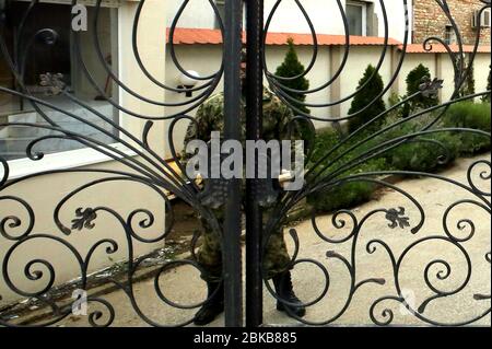 Belgrade, Serbie. 3 mai 2020. Le soldat assure la porte d'entrée de la maison de soins où les visites sont interdites, dans le contexte de la pandémie de coronavirus COVID-19 en cours. Les visites dans tous les foyers de soins sont interdites en Serbie en raison de la pandémie continue de la maladie COVID-19 causée par le SRAS-COV-2. Crédit: Koca Sulejmanovic/Alay Live News Banque D'Images