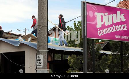 Belgrade, Serbie. 3 mai 2020. Les travailleurs finalisent l'expansion du restaurant en raison d'une nouvelle loi sur le maintien de la distance, dans le contexte de la pandémie de COVID-19 du coronavirus. Le gouvernement serbe a décidé de mettre un terme à certaines mesures restrictives, les cafés et les restaurants seront rouverts à partir du 4 mai et les centres commerciaux rouvriront à partir du 8 mai, conformément aux règlements de l'Institut de la santé publique. Crédit: Koca Sulejmanovic/Alay Live News Banque D'Images