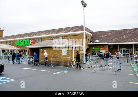 Londres, Royaume-Uni. 3 mai 2020. Chicane de chariot ASDA pour file d'attente. Les files d'attente du supermarché du dimanche en raison des précautions de distanciation sociale du coronavirus à Clapham Junction. Crédit: JOHNNY ARMSTEAD/Alay Live News Banque D'Images