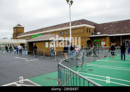 Londres, Royaume-Uni. 3 mai 2020. Chicane de chariot ASDA pour file d'attente. Les files d'attente du supermarché du dimanche en raison des précautions de distanciation sociale du coronavirus à Clapham Junction. Crédit: JOHNNY ARMSTEAD/Alay Live News Banque D'Images