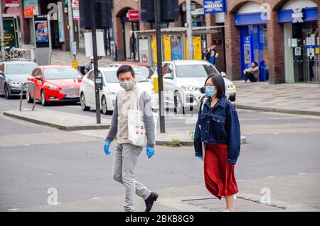 Londres, Royaume-Uni. 3 mai 2020. Les files d'attente du supermarché du dimanche en raison des précautions de distanciation sociale du coronavirus à Clapham Junction. Crédit: JOHNNY ARMSTEAD/Alay Live News Banque D'Images