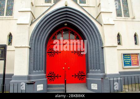 Londres, Royaume-Uni. 3 mai 2020. Les églises restent fermées. Les files d'attente du supermarché du dimanche en raison des précautions de distanciation sociale du coronavirus à Clapham Junction. Crédit: JOHNNY ARMSTEAD/Alay Live News Banque D'Images