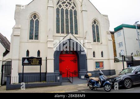 Londres, Royaume-Uni. 3 mai 2020. Les églises restent fermées. Les files d'attente du supermarché du dimanche en raison des précautions de distanciation sociale du coronavirus à Clapham Junction. Crédit: JOHNNY ARMSTEAD/Alay Live News Banque D'Images