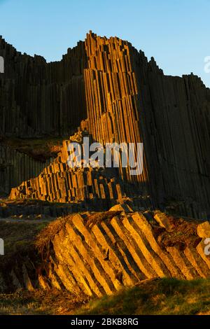 Structures polygonales de colonnes de basalte, monument naturel Panska skala près de Kamenicky Senov, République tchèque Banque D'Images