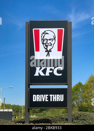 Ashford, Royaume-Uni - 23 avril 2020 : un panneau extérieur au drive-in du KFC. KFC est la deuxième chaîne de restauration au monde après McDon Banque D'Images