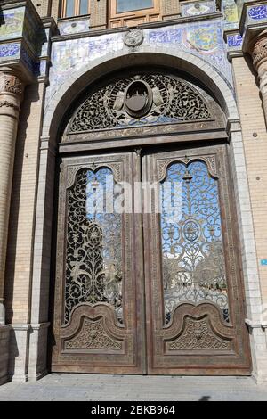 La porte ornée de Sardar-e Bagh-e Melli (jardin national) à Téhéran, en Iran, en Perse, au Moyen-Orient Banque D'Images