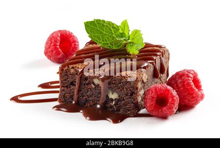 une partie de brownie au chocolat avec framboises isolées sur fond blanc Banque D'Images