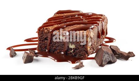 morceau de gâteau au chocolat brownie isolé sur fond blanc Banque D'Images