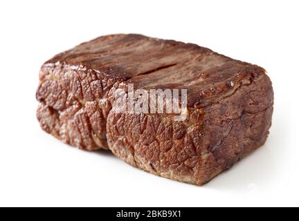 morceau de viande de boeuf préparée à base de viande de steak de pari isolé sur fond blanc Banque D'Images