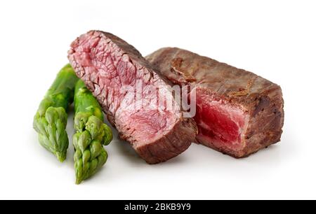 viande de boeuf grillée à base de viande de bœuf de type pari avec asperges isolées sur fond de wight Banque D'Images