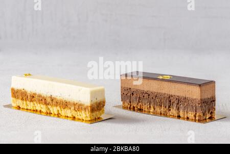 Deux desserts français superposés de boulangerie isolée. Banque D'Images