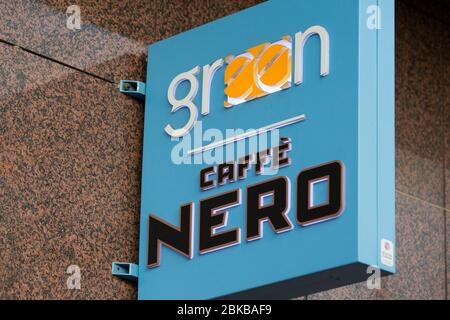 Varsovie, Pologne. 20 avril 2020. Une marque de café de style italien dont le siège social est à Londres, le logo Caffe Nero est visible dans l'un de leurs cafés. Crédit: Karol Serewis/SOPA Images/ZUMA Wire/Alay Live News Banque D'Images