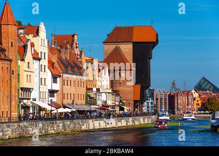 Vieille ville de Gdansk en Pologne avec la plus ancienne grue portuaire médiévale Zuraw et promenade le long de la rive de la rivière Motlawa Banque D'Images