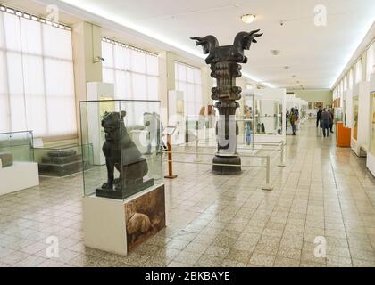 Pièces de la collection Achaemenid, le pilier de Persepolis en pierre noire, décoré de têtes de taureaux sur sa capitale, situé au Musée de l'Iran antique, Banque D'Images