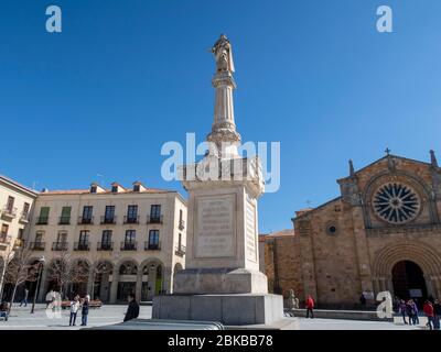 Statue de Santa Teresa de Jésus devant la paroisse de Saint-Pierre-l'Apôtre, place Santa Teresa, Avila, Espagne, Europe Banque D'Images