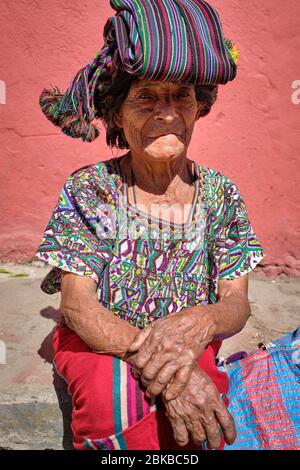 Portrait d'une femme appartenant à la communauté Ixil vêtu de vêtements traditionnels colorés faits de laine. Banque D'Images