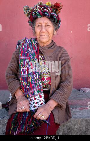 Portrait d'une femme appartenant à la communauté Ixil vêtu de vêtements traditionnels colorés faits de laine. Banque D'Images