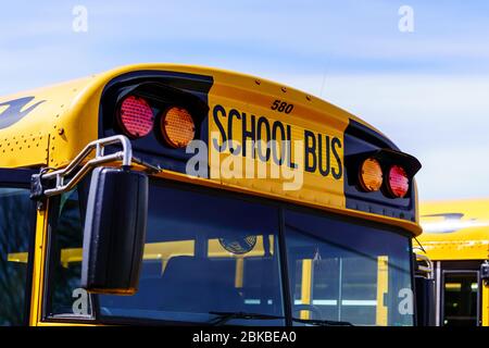 Mohnton, PA / USA - 2 mai 2020: Une vue rapprochée d'un bus scolaire s'inscrire sur un bus scolaire dans beaucoup de Berks County, Pennsylvanie. Banque D'Images