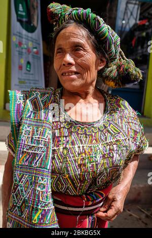 Portrait d'une femme appartenant à la communauté Ixil vêtu de vêtements traditionnels colorés faits de laine. Banque D'Images