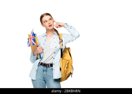 une fille pensive avec sac à dos tenant des copybooks et drapeau britannique isolé sur blanc Banque D'Images