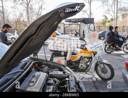Mécanicien de secours en moto aidant l'automobiliste en panne à Téhéran, Iran, Perse, Moyen-Orient. Banque D'Images
