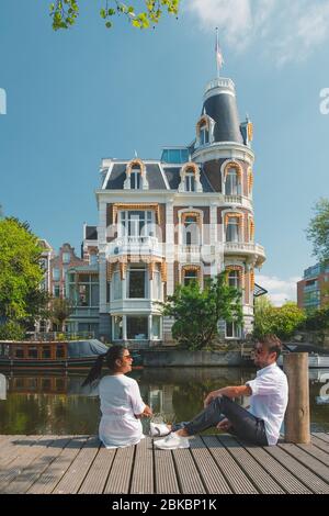 Amsterdam Pays-Bas centre historique de la ville, hommes et femmes en voyage dans la ville au printemps 2020, couple visitez la ville d'Amsterdam pendant le déclenchement de Banque D'Images