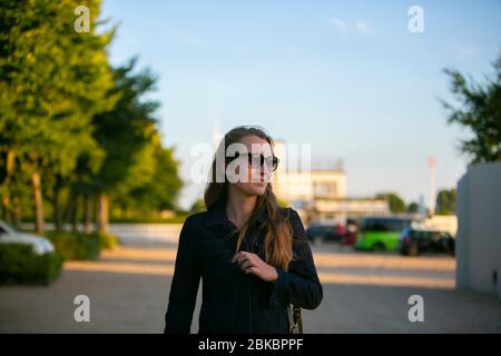 une fille se promène dans un parking déserté Banque D'Images