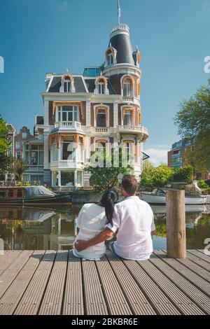 Amsterdam Pays-Bas centre historique de la ville, hommes et femmes en voyage dans la ville au printemps 2020, couple visitez la ville d'Amsterdam pendant le déclenchement de Banque D'Images