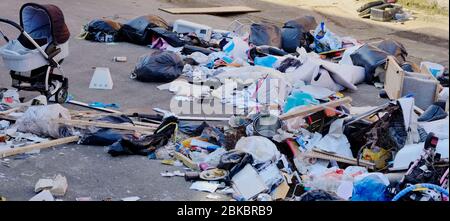 Envolez-vous pour le basculement des déchets et des sacs poubelle noirs dans un quartier résidentiel Banque D'Images