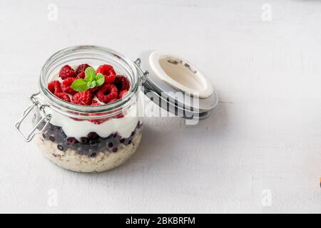 Flocons d'avoine avec framboises. Petit déjeuner végétarien. Copier l'espace. Banque D'Images