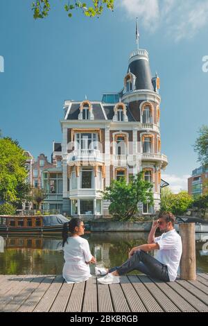 Amsterdam Pays-Bas centre historique de la ville, hommes et femmes en voyage dans la ville au printemps 2020, couple visitez la ville d'Amsterdam pendant le déclenchement de Banque D'Images