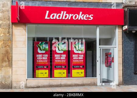 Boutique de Paris pour les bookmakers Ladbrookes, Kilwinning, Royaume-Uni Banque D'Images