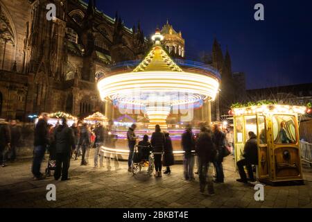 Un carrousel la nuit à Strasbourg Banque D'Images