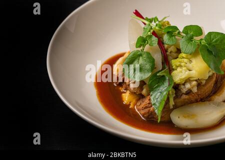 Côtelettes d'agneau avec sauce, légumes, poire et salade verte. Copier l'espace. Banque D'Images