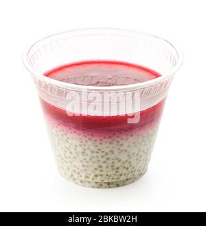 Graines de Chia et pudding de framboises dans une tasse à emporter en plastique isolée sur fond blanc Banque D'Images