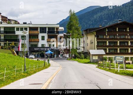 Hintertux, Autriche - 10 août 2019 : vue sur les appartements Nennerhof et le Badhotel Kirchler Banque D'Images