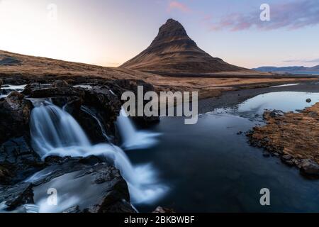 Kirkjufell est l'une des montagnes les plus pittoresques et photographiées d'Islande toute l'année. Magnifique paysage islandais de Scandinavie Banque D'Images