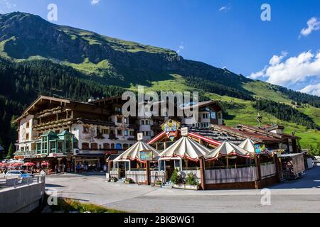 Tux, Autriche - 9 août 2019 : vue sur l'hôtel Neuhintertux et le bar Hohenhaus Tenne, en été Banque D'Images