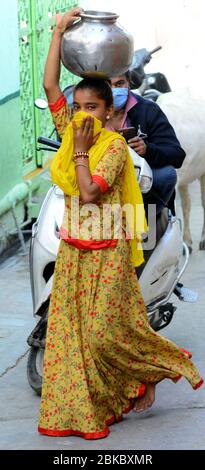 Beawar, Inde. 3 mai 2020. Une marjasthani fille porte pot rempli d'eau potable sur sa tête pendant le maintien à l'échelle nationale suite à la nouvelle pandémie de coronavirus (COVID-19), à Beawar. (Photo de Sumit Saraswat/Pacific Press) crédit: Agence de presse du Pacifique/Alay Live News Banque D'Images