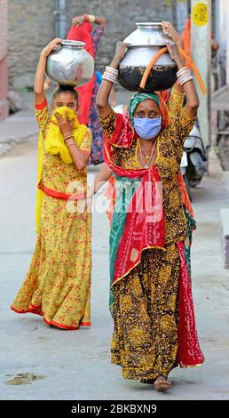 Beawar, Inde. 3 mai 2020. Les femmes Rajasthani portent des pots remplis d'eau potable pendant le maintien à l'échelle nationale à la suite de la nouvelle pandémie de coronavirus (COVID-19), à Beawar. (Photo de Sumit Saraswat/Pacific Press) crédit: Agence de presse du Pacifique/Alay Live News Banque D'Images