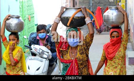 Beawar, Inde. 3 mai 2020. Les femmes Rajasthani portent des pots remplis d'eau potable pendant le maintien à l'échelle nationale à la suite de la nouvelle pandémie de coronavirus (COVID-19), à Beawar. (Photo de Sumit Saraswat/Pacific Press) crédit: Agence de presse du Pacifique/Alay Live News Banque D'Images