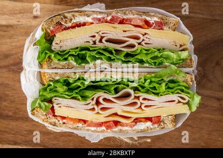 Club sandwich gros plan. Déjeuner, petit déjeuner ou plats à emporter faits maison. Banque D'Images