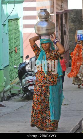 Beawar, Inde. 3 mai 2020. Les femmes Rajasthani portent des pots remplis d'eau potable pendant le maintien à l'échelle nationale à la suite de la nouvelle pandémie de coronavirus (COVID-19), à Beawar. (Photo de Sumit Saraswat/Pacific Press) crédit: Agence de presse du Pacifique/Alay Live News Banque D'Images