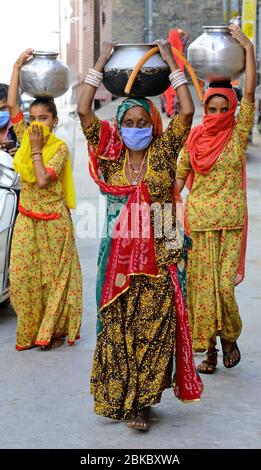 Beawar, Inde. 3 mai 2020. Les femmes Rajasthani portent des pots remplis d'eau potable pendant le maintien à l'échelle nationale à la suite de la nouvelle pandémie de coronavirus (COVID-19), à Beawar. (Photo de Sumit Saraswat/Pacific Press) crédit: Agence de presse du Pacifique/Alay Live News Banque D'Images